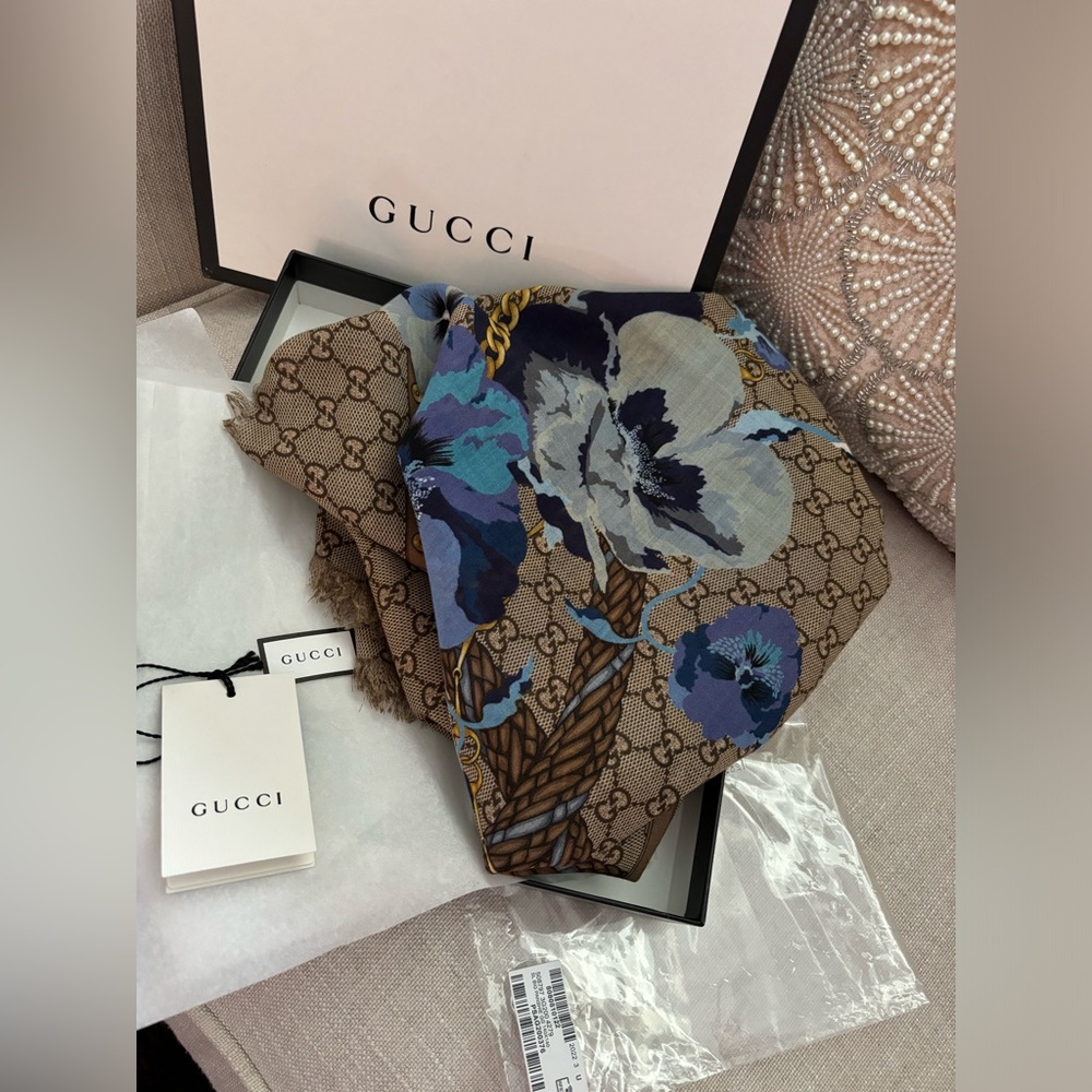 ❌❌ SOLD ❌❌ 💯 Authentic Gucci Floral Pattern Scarf NIB Huge